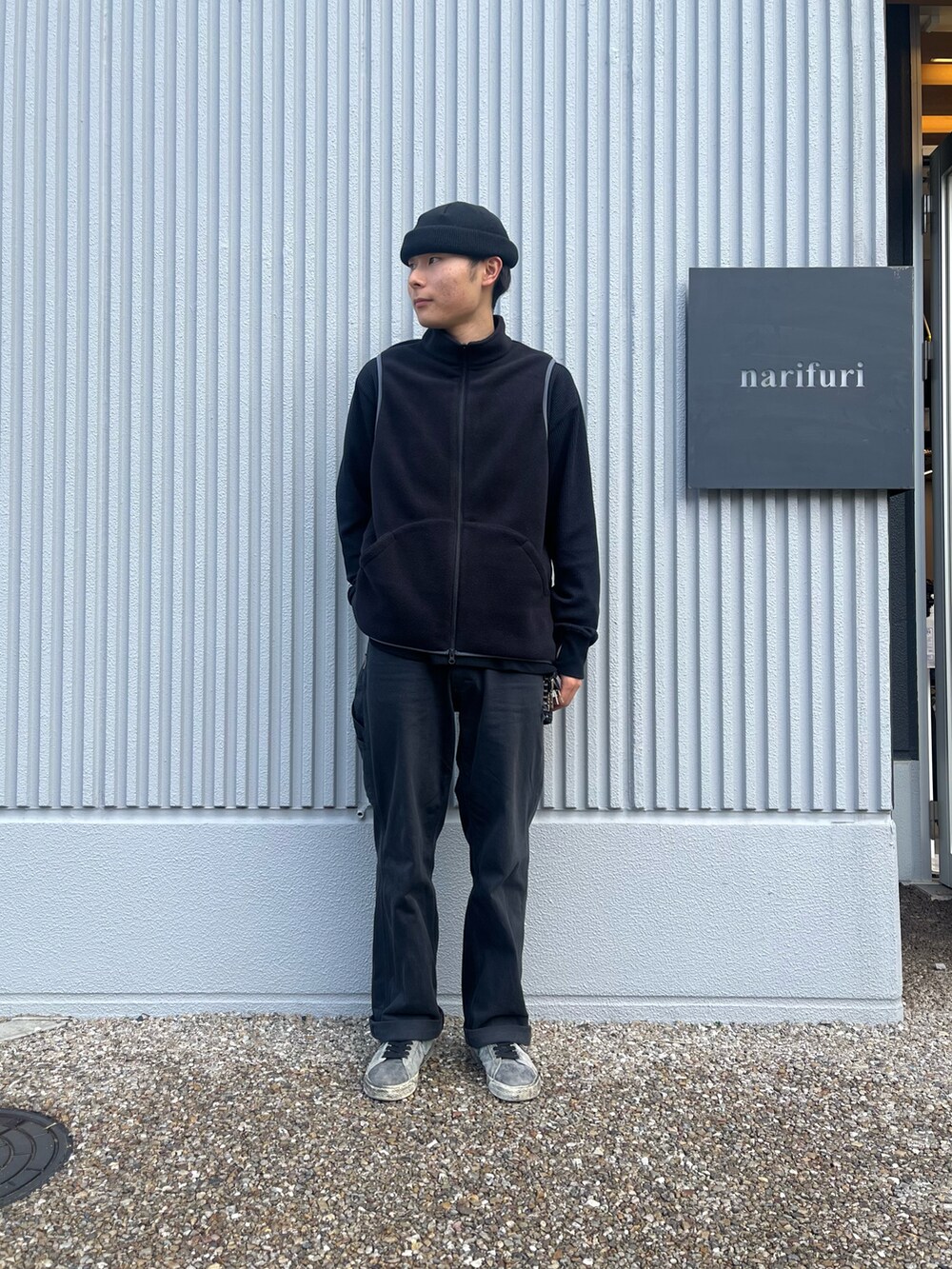 「スウェット、重ね着、ベスト、冬コーデ、レイヤードスタイル、フリース、フリースベスト、ワッフル、narifuri、ナリフリ」｜「narifuriのPOLARTEC ジップアップベスト（ベスト、ブラック系）」を使った、yuseさん（メンズ・173cm）の冬コーディネートの3枚目の写真