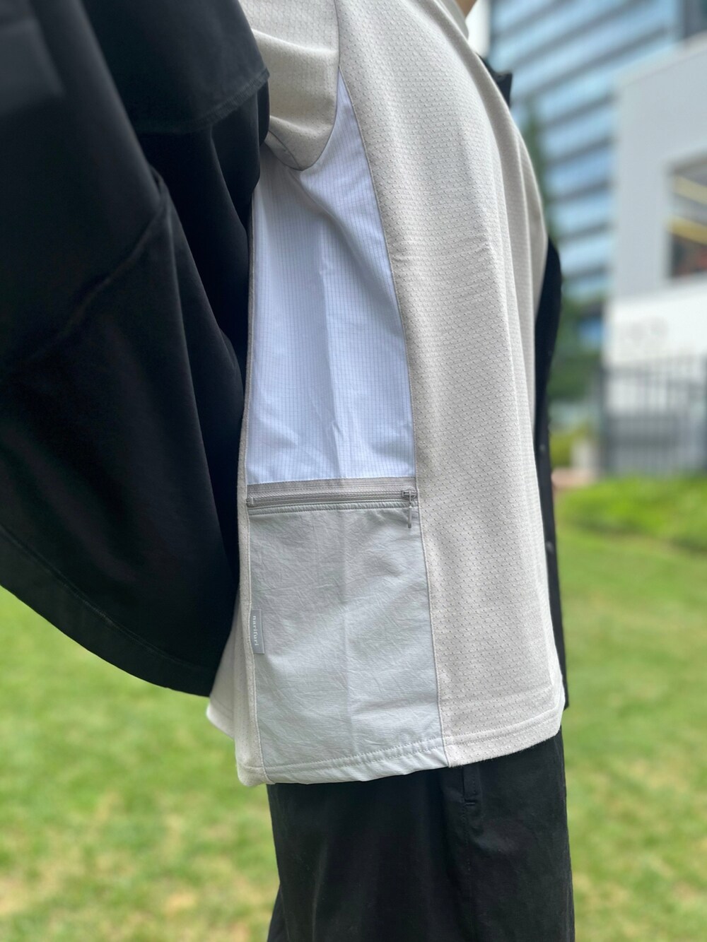 グレー系のTシャツ/カットソー、ブラック系のシャツ/ブラウスを着用したメンズの夏コーディネートの2枚目の写真