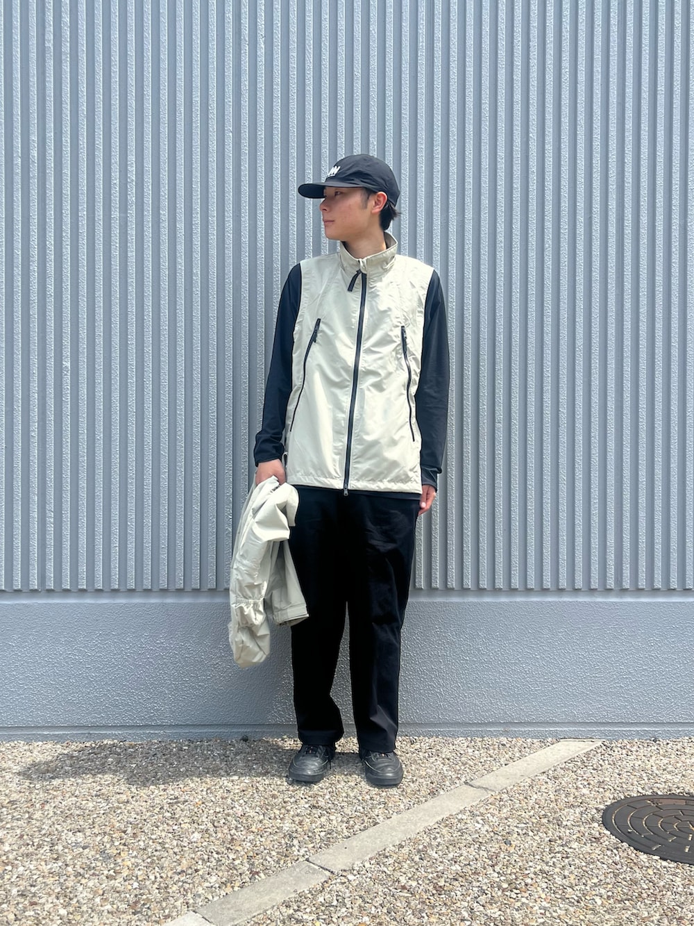 ベージュ系のブルゾン、ブラック系のTシャツ/カットソーを着用したメンズの春コーディネートの2枚目の写真