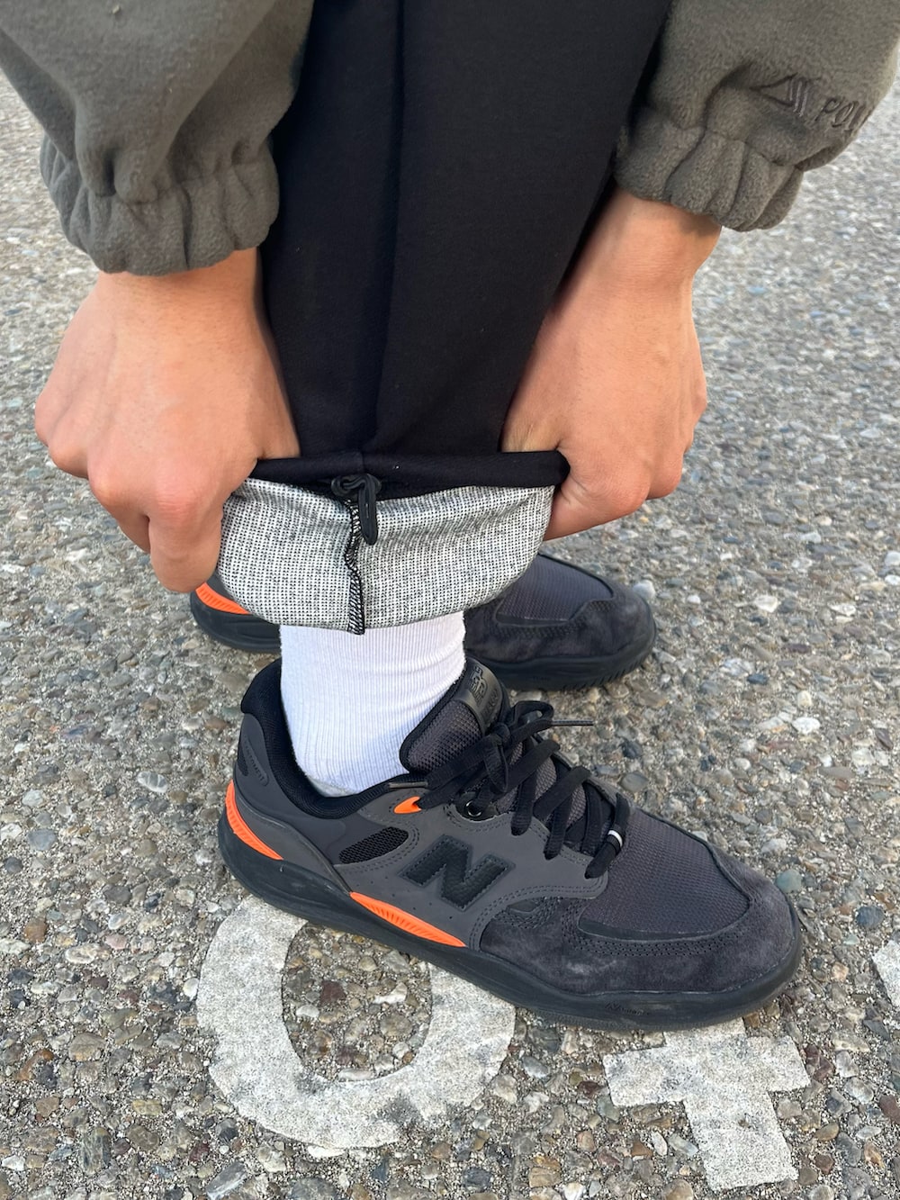 ブラック系のスニーカー、ブラック系のその他パンツ、グレー系のパーカーを着用したメンズの冬コーディネートの3枚目の写真