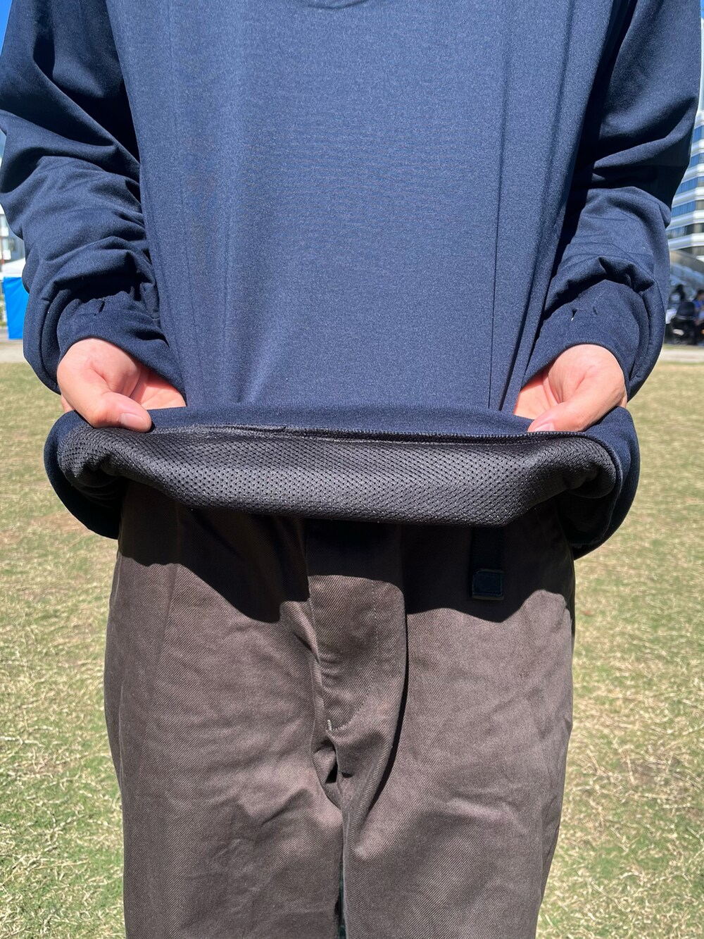 ブルー系のスウェットを着用したメンズの秋コーディネートの2枚目の写真