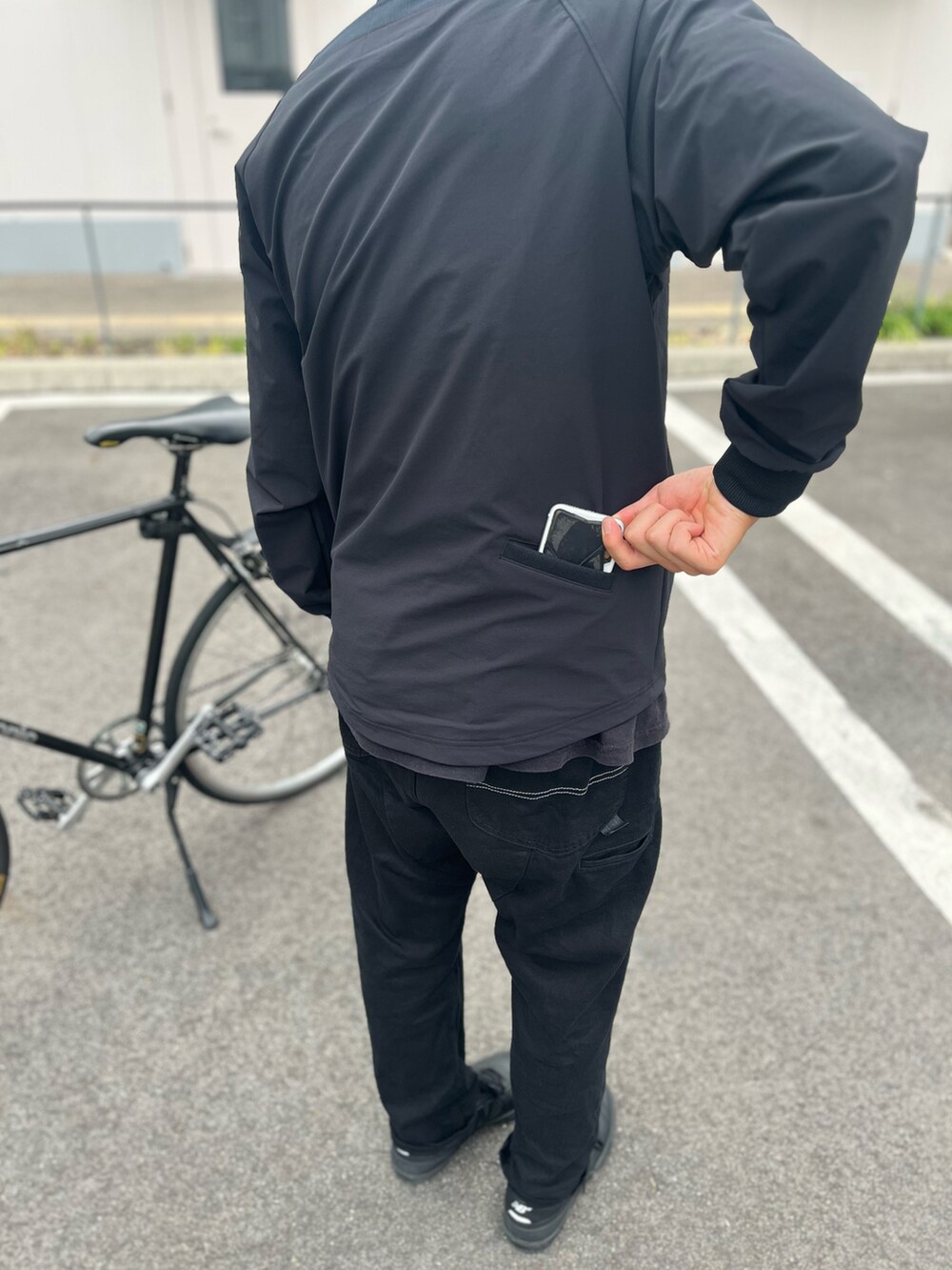 ブラック系のブルゾン、ブラック系のデニムパンツ、ブラック系のキャップを着用したメンズの秋コーディネートの2枚目の写真