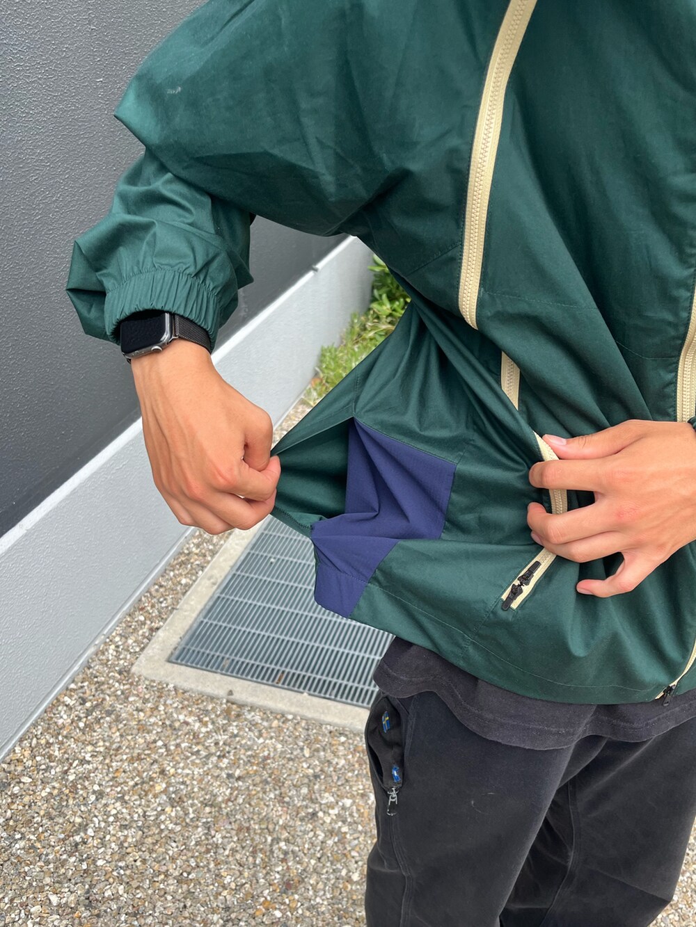 グリーン系のブルゾン、ブラック系のキャップを着用したメンズの秋コーディネートの4枚目の写真