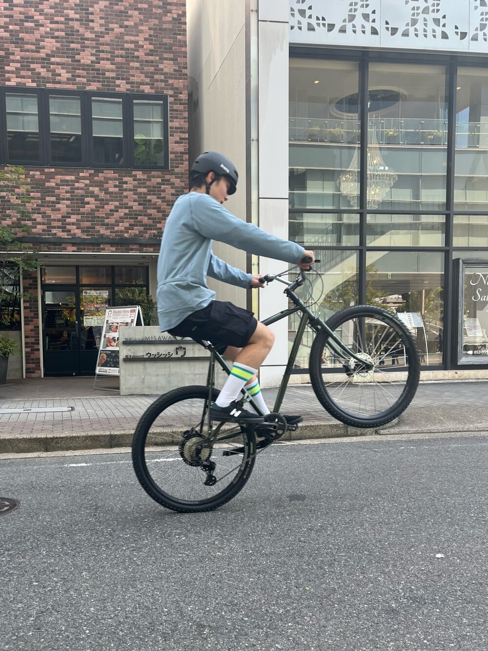 ブルー系のカーゴパンツ、ブルー系のTシャツ/カットソーを着用したメンズの春コーディネートの4枚目の写真