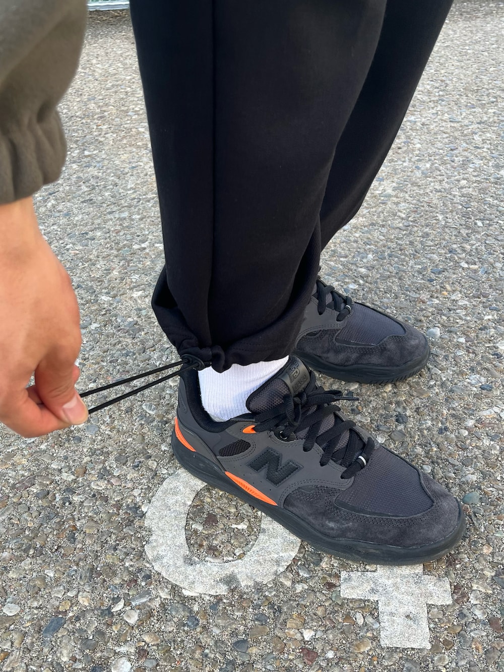 ブラック系のスニーカー、ブラック系のその他パンツ、グレー系のパーカーを着用したメンズの冬コーディネートの4枚目の写真