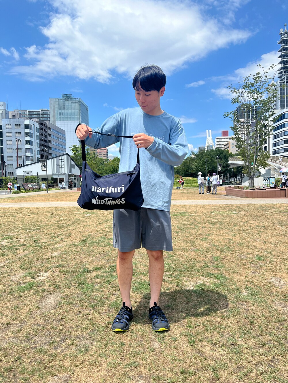 ブルー系のスニーカー、グレー系のその他パンツ、ブルー系のマウンテンパーカーを着用したメンズの夏コーディネートの3枚目の写真