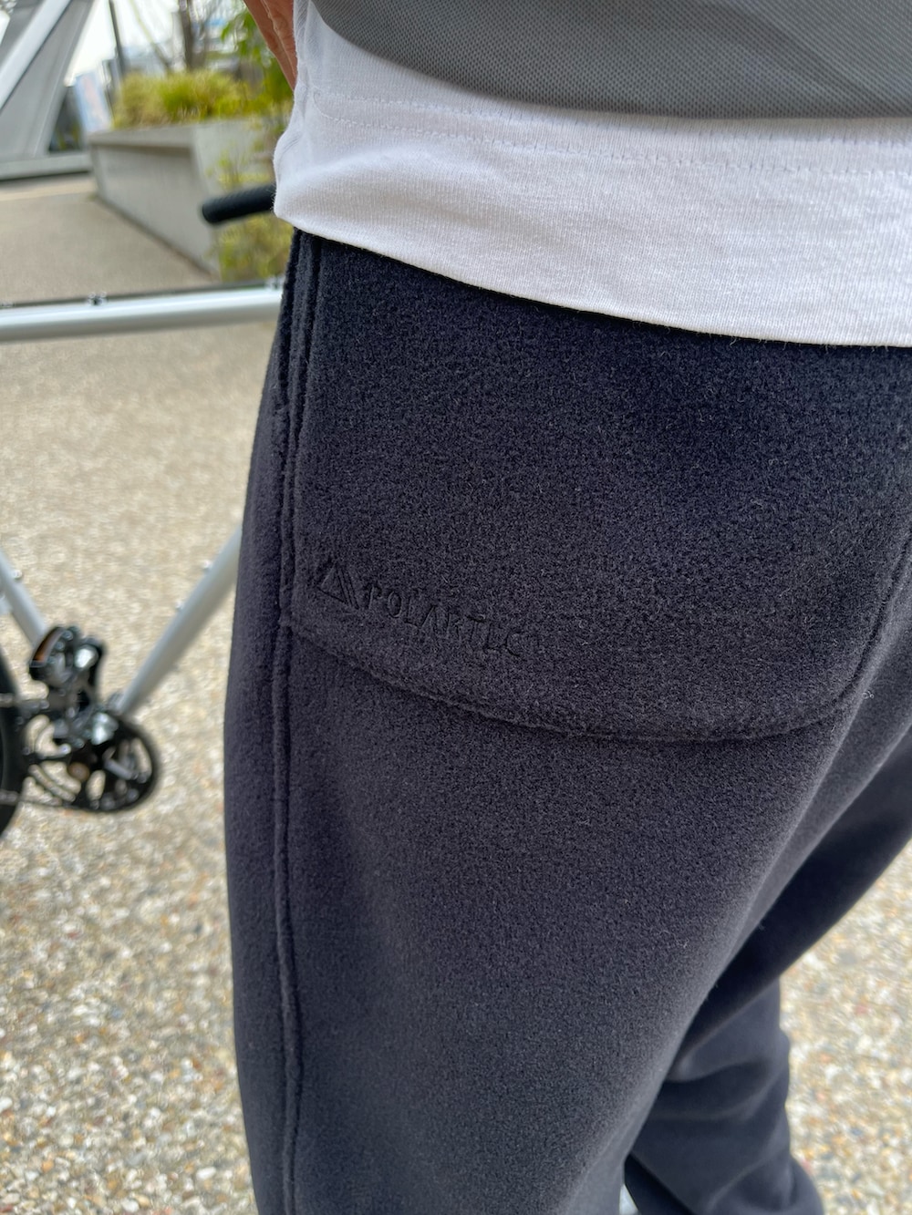 グレー系のシューズ、ブラック系のカーゴパンツを着用したメンズの冬コーディネートの3枚目の写真