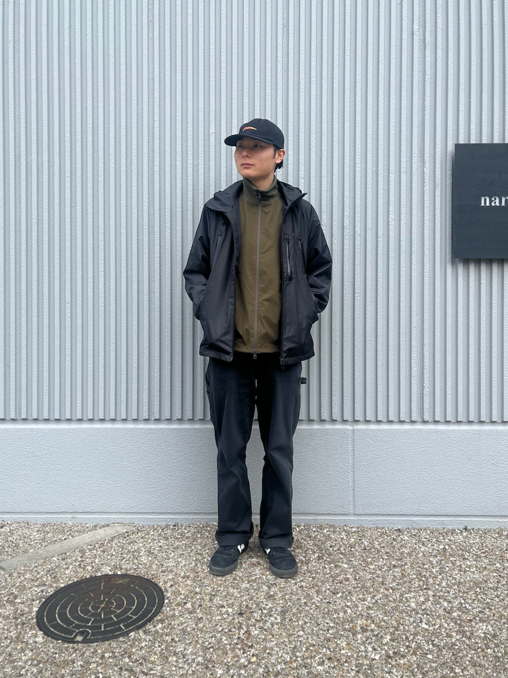 「スニーカー、アウター、マウンテンパーカー、シンプル、重ね着、キャップ、冬コーデ、トラックジャケット、narifuri、ナリフリ」｜「New Balance Numeric 272のアイテム（スニーカー、ブラック系）」を使った、yuseさん（メンズ・173cm）の冬コーディネートの2枚目の写真