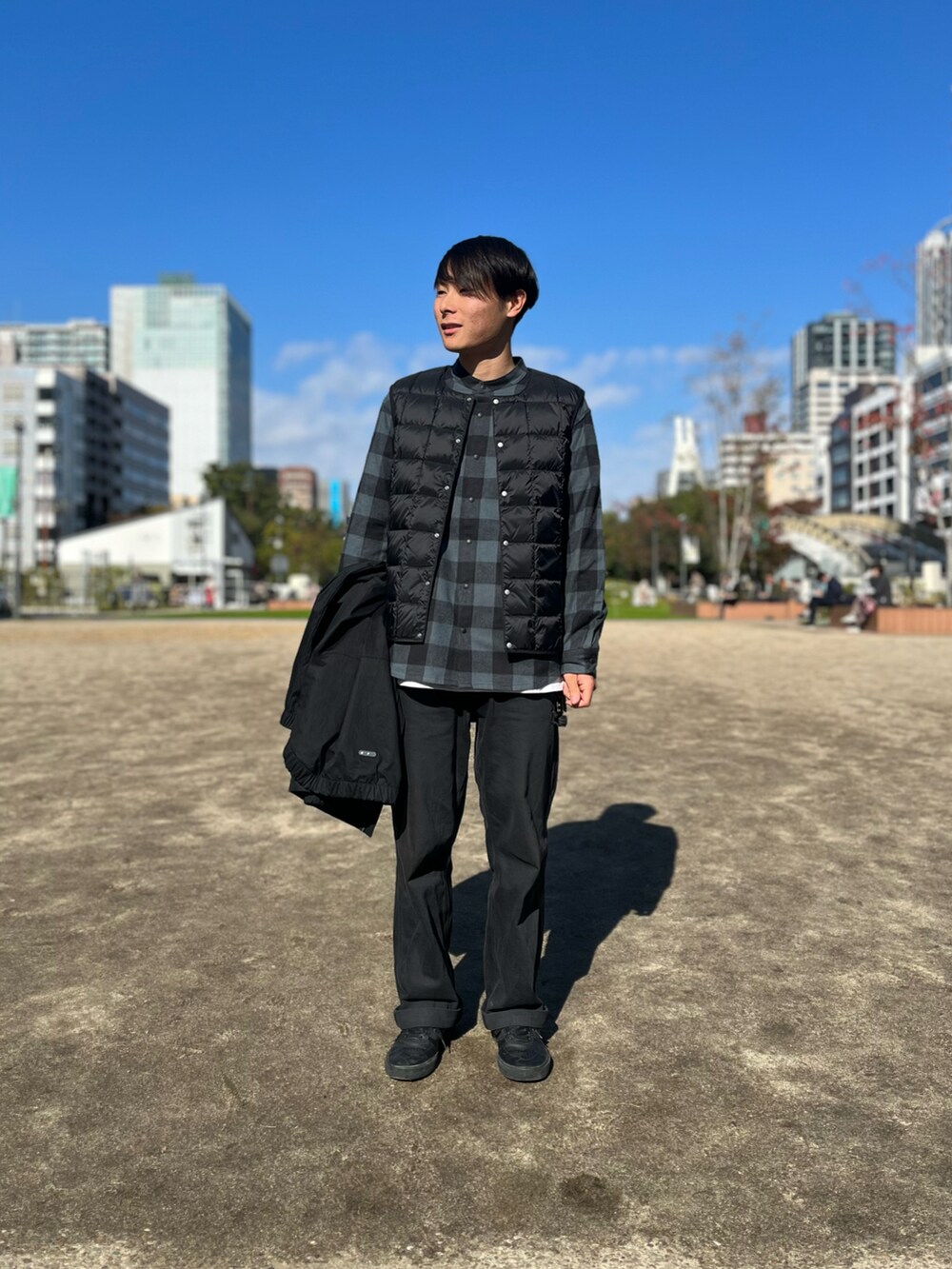 グレー系のシャツ/ブラウス、ブラック系のブルゾン、ブラック系のダウンベストを着用したメンズの秋コーディネートの2枚目の写真