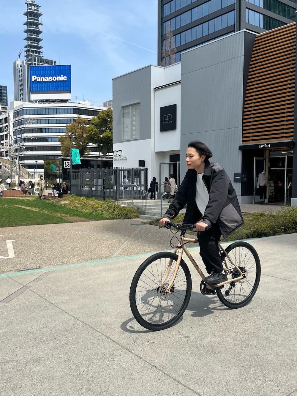 ブラック系のミリタリージャケット、ホワイト系のスウェットを着用したメンズの春コーディネートの3枚目の写真