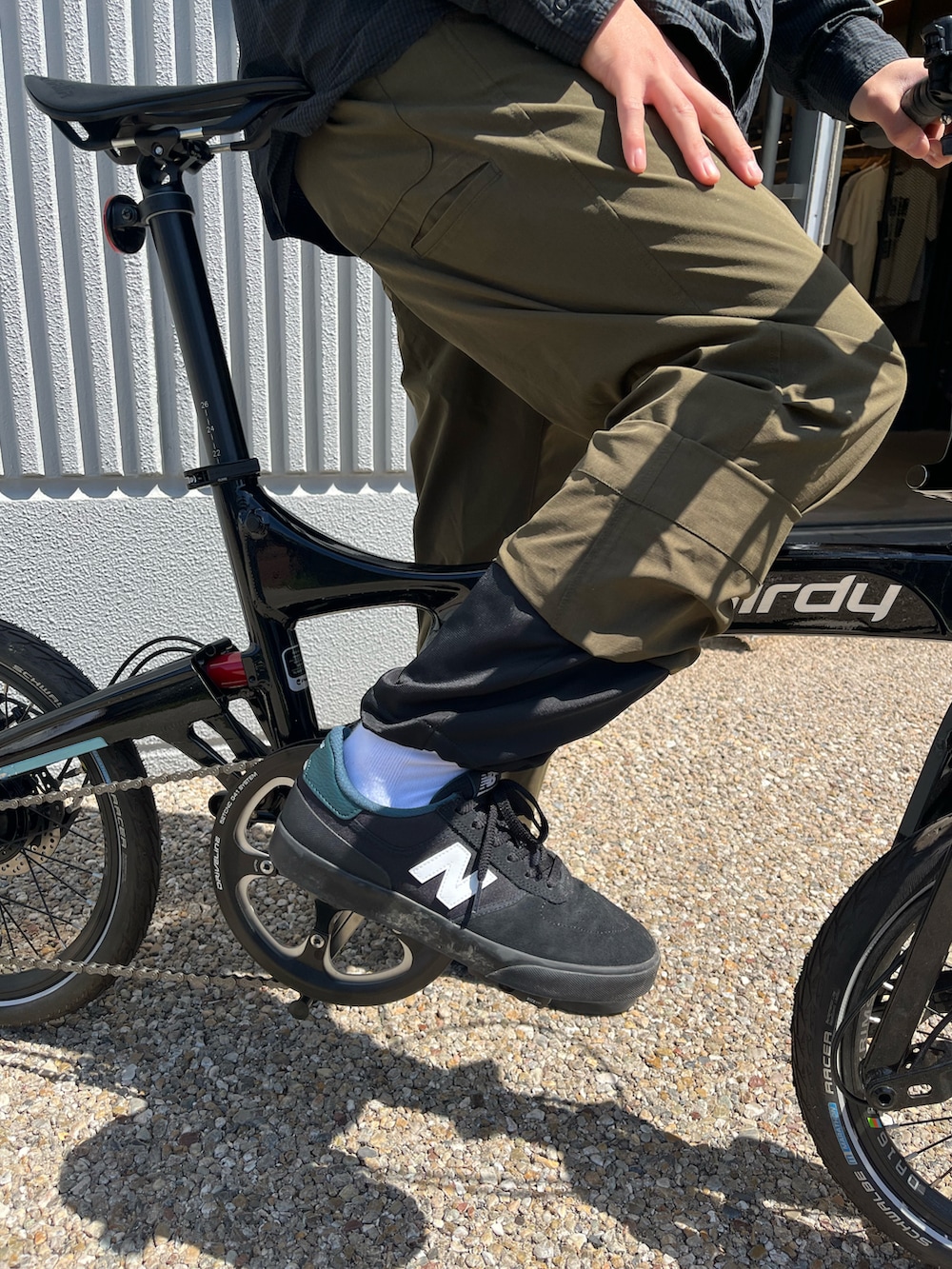 グリーン系のその他パンツ、ブルー系のシャツ/ブラウス、ブラック系のキャップを着用したメンズの春コーディネートの5枚目の写真