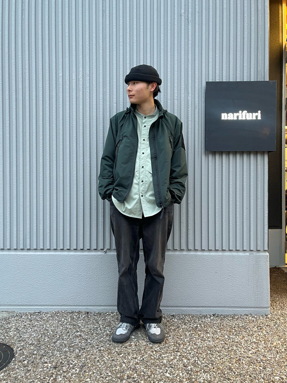 グリーン系のブルゾン、グリーン系のシャツ/ブラウスを着用したメンズの春コーディネートの2枚目の写真