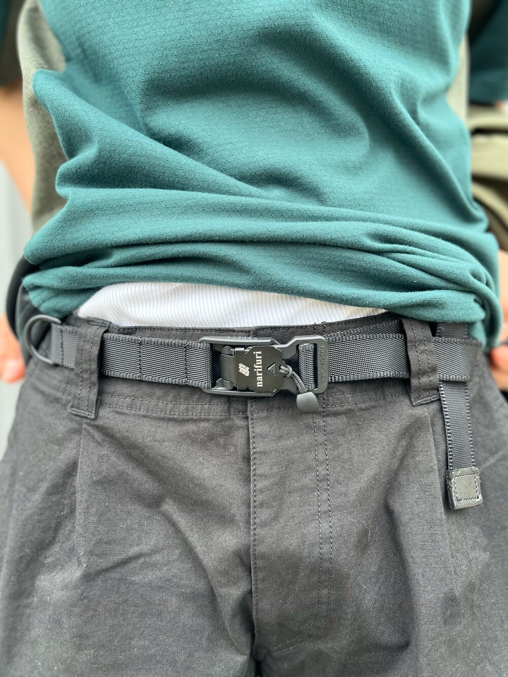 ブラック系のカーゴパンツ、グリーン系のシャツ/ブラウス、グリーン系のTシャツ/カットソーを着用したメンズの夏コーディネートの4枚目の写真