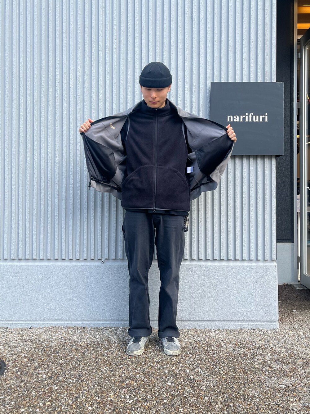 「スウェット、重ね着、ベスト、冬コーデ、レイヤードスタイル、フリース、フリースベスト、ワッフル、narifuri、ナリフリ」｜「narifuriのPOLARTEC ジップアップベスト（ベスト、ブラック系）」を使った、yuseさん（メンズ・173cm）の冬コーディネートの2枚目の写真