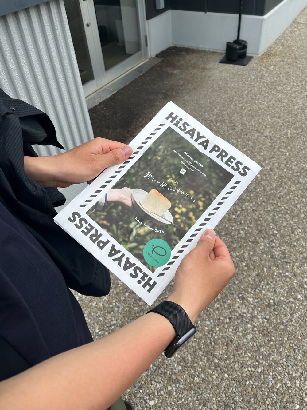 グリーン系のカーゴパンツ、ブルー系のシャツ/ブラウス、ブルー系のTシャツ/カットソーを着用したメンズの春コーディネートの4枚目の写真