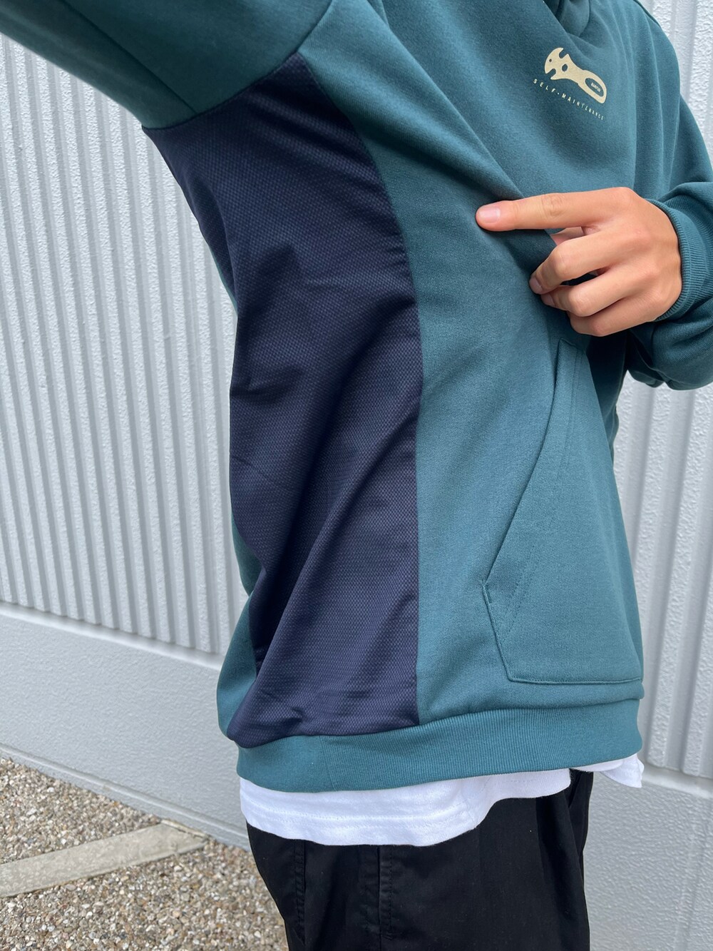 グレー系のパーカーを着用したメンズの秋コーディネートの2枚目の写真