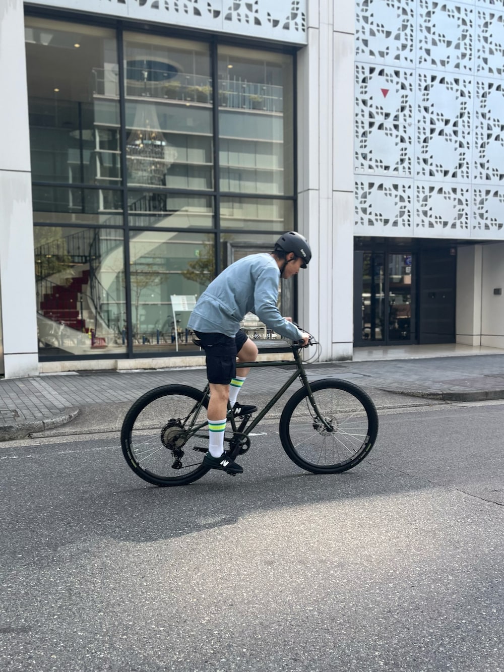 ブルー系のカーゴパンツ、ブルー系のTシャツ/カットソーを着用したメンズの春コーディネートの3枚目の写真