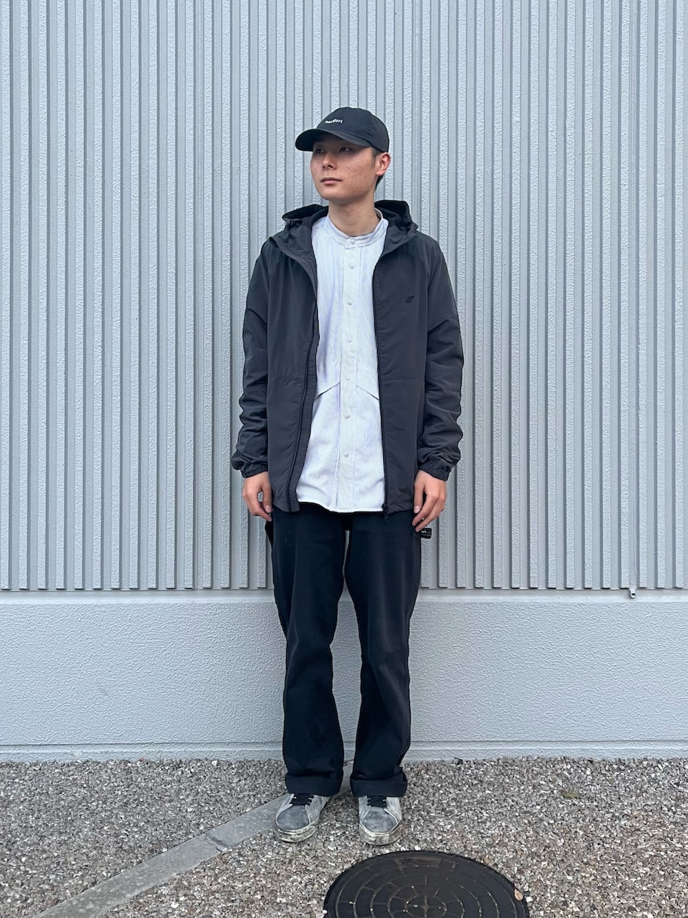 グレー系のシャツ/ブラウス、ブラック系のナイロンジャケット、ブラック系のキャップを着用したメンズの春コーディネートの2枚目の写真