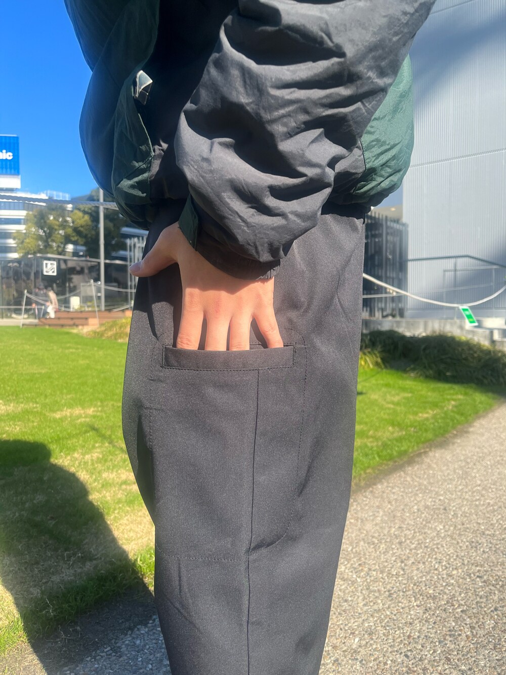 グリーン系のスニーカー、ブラック系のスウェットを着用したメンズの冬コーディネートの4枚目の写真