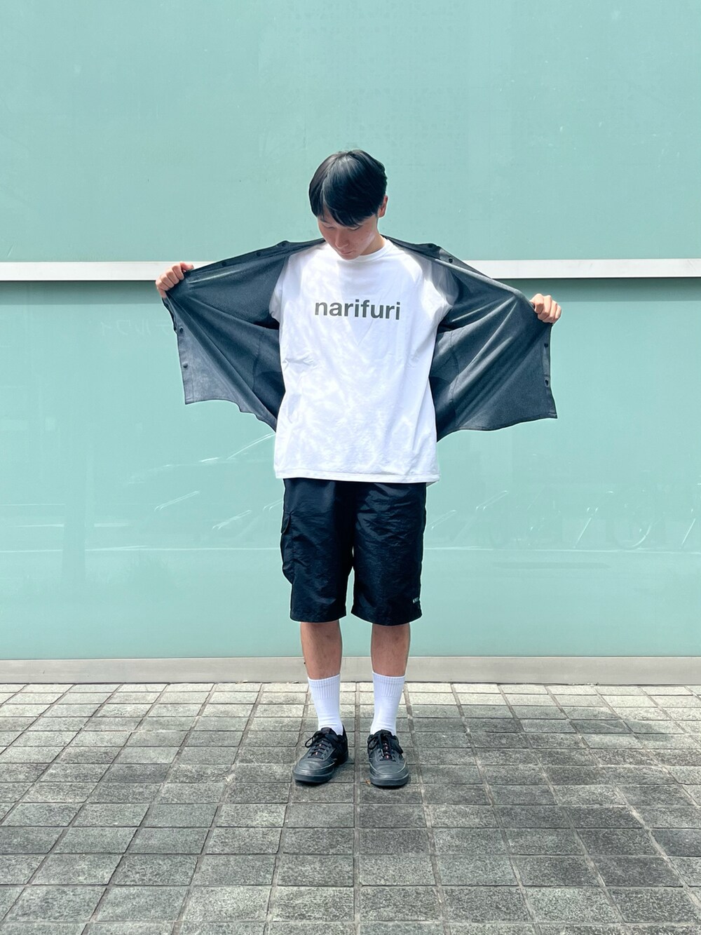 ブラック系のカーゴパンツ、ホワイト系のTシャツ/カットソー、グレー系のシャツ/ブラウスを着用したメンズの夏コーディネートの2枚目の写真