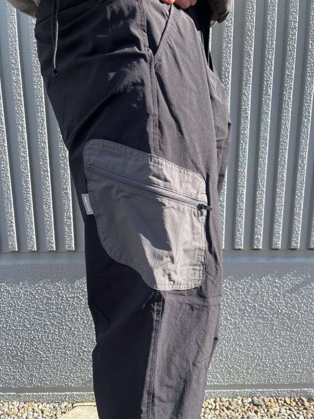 ブラック系のその他パンツ、ベージュ系のダウンベストを着用したメンズの冬コーディネートの2枚目の写真