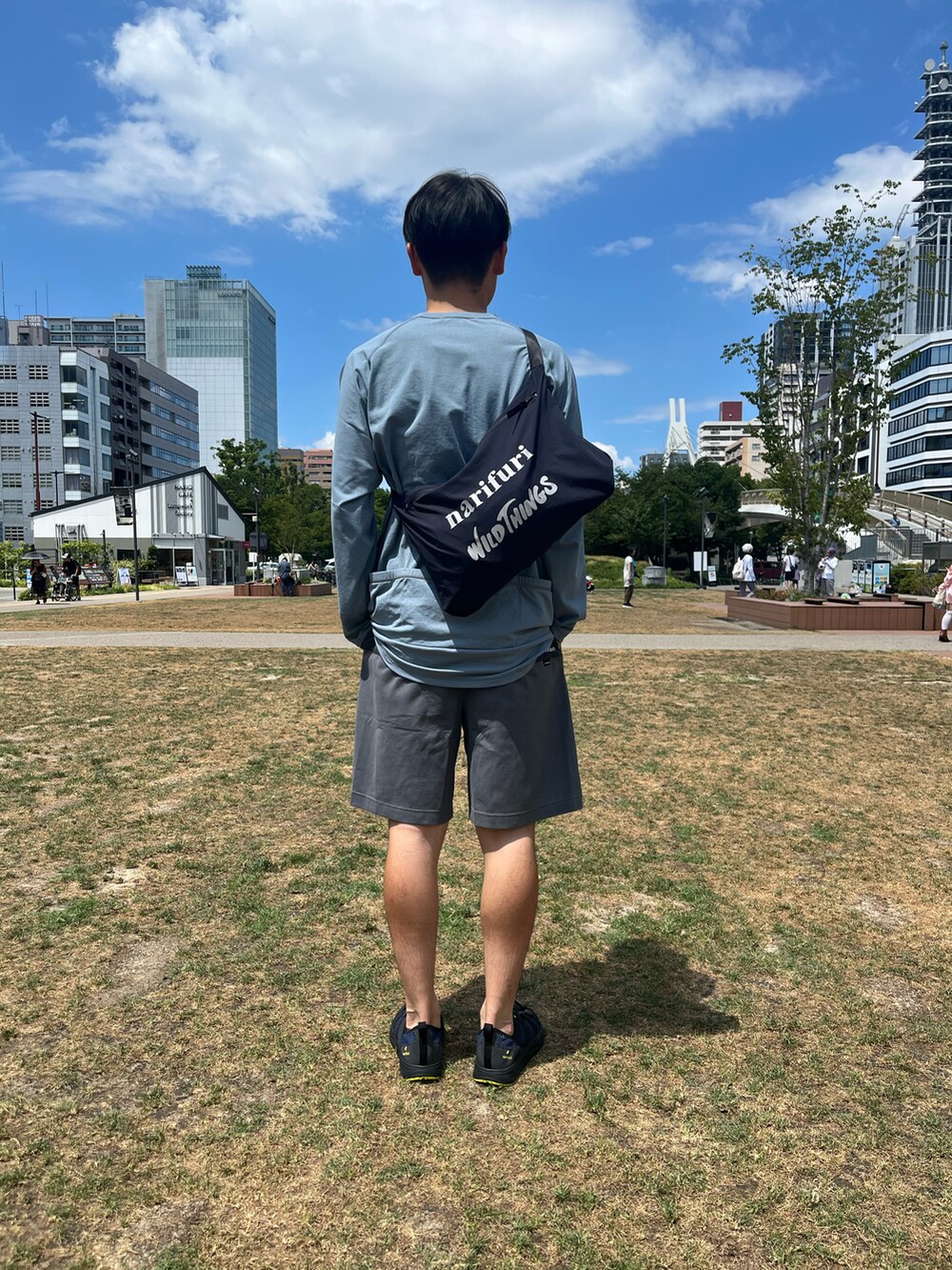 ブルー系のスニーカー、グレー系のその他パンツ、ブルー系のマウンテンパーカーを着用したメンズの夏コーディネートの5枚目の写真