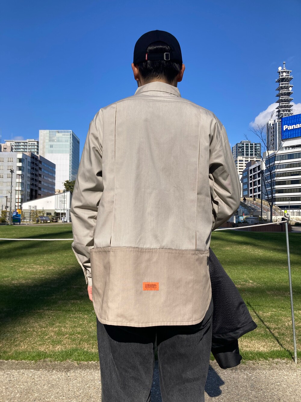 ブラック系のスニーカー、その他のマウンテンパーカー、ベージュ系のシャツ/ブラウスを着用したメンズの冬コーディネートの4枚目の写真