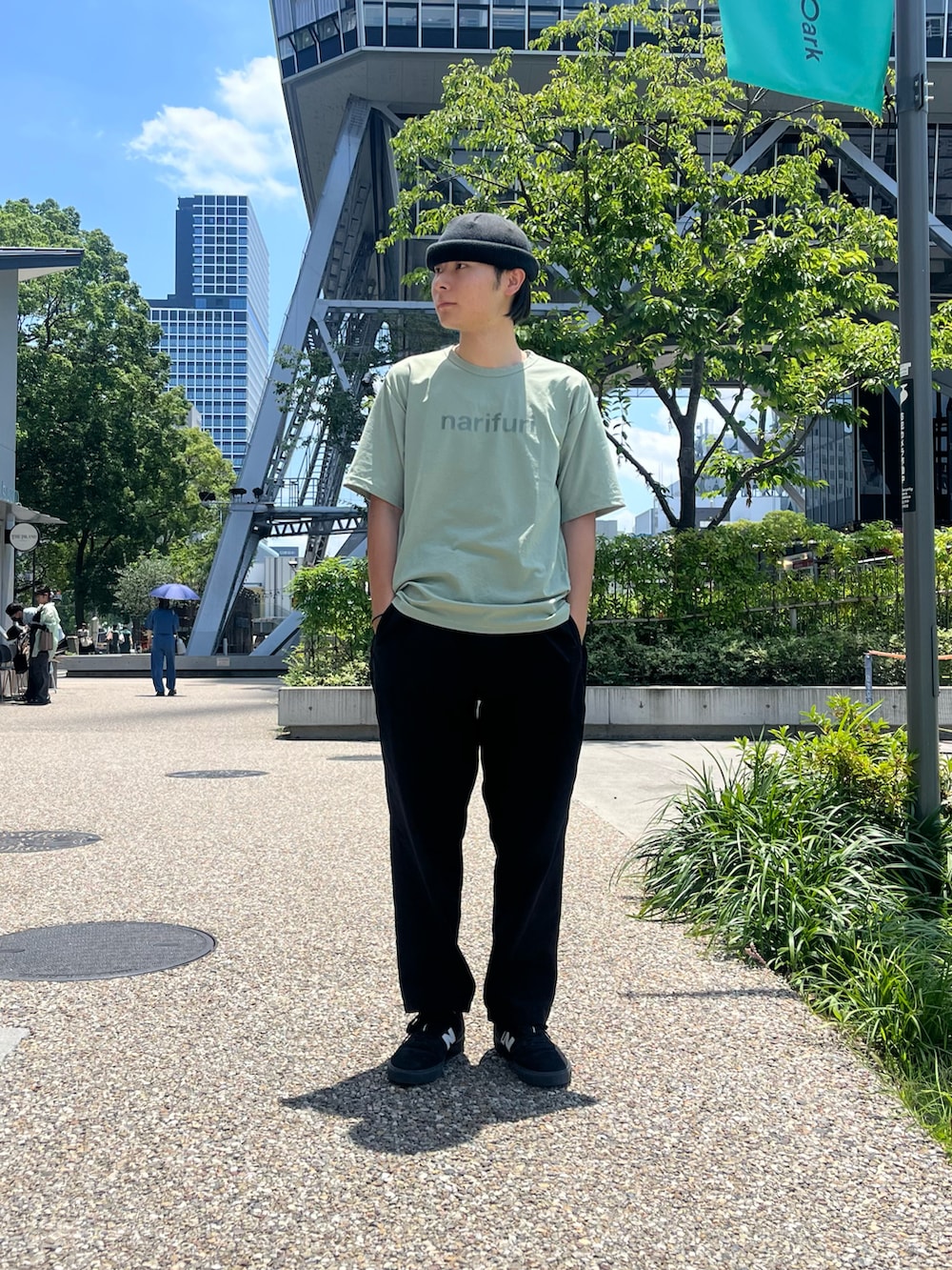 グリーン系のTシャツ/カットソー、グリーン系のブルゾンを着用したメンズの夏コーディネートの2枚目の写真