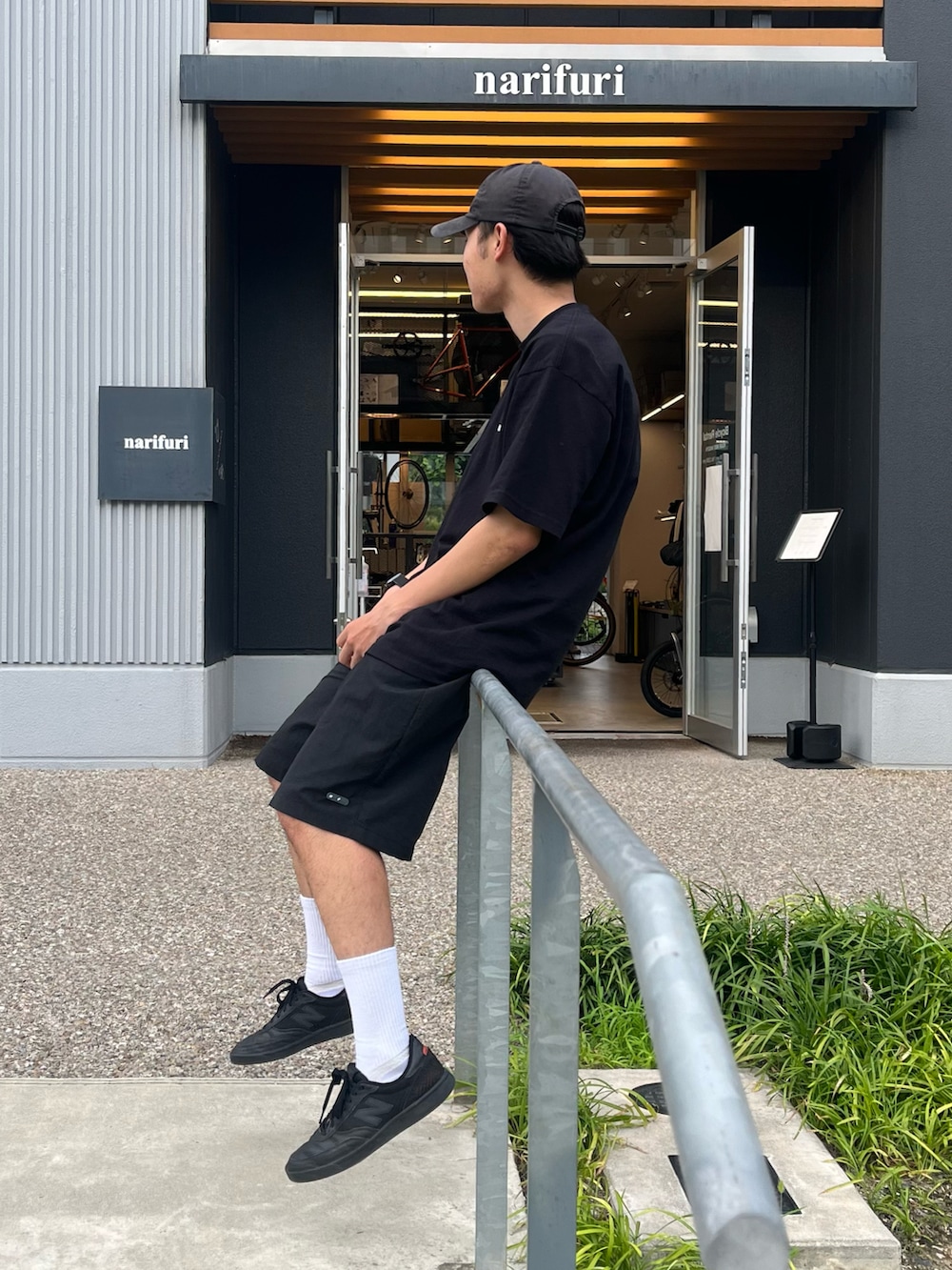 ブラック系のカーゴパンツ、ブラック系のキャップを着用したメンズの夏コーディネートの2枚目の写真