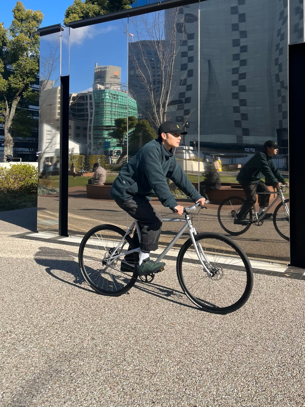 グリーン系のスニーカー、グリーン系のスウェットを着用したメンズの冬コーディネートの4枚目の写真