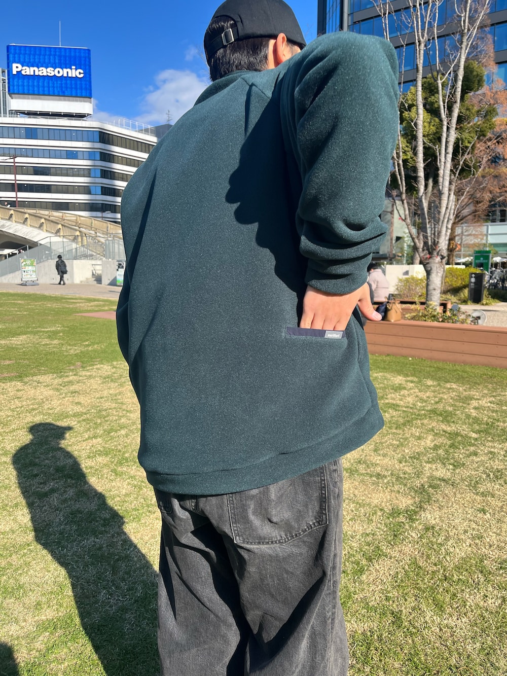 グリーン系のスニーカー、グリーン系のスウェットを着用したメンズの冬コーディネートの3枚目の写真