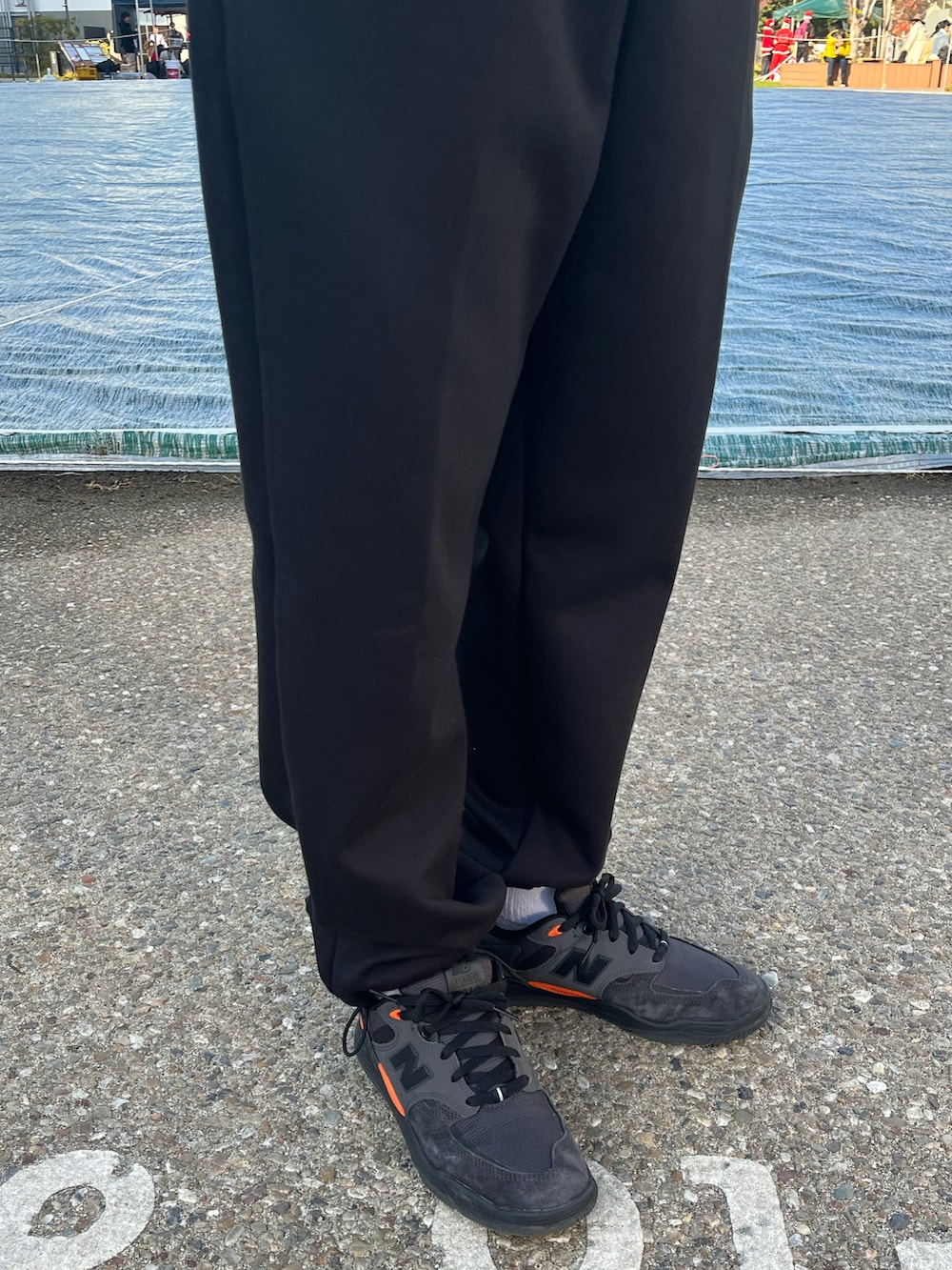 ブラック系のスニーカー、ブラック系のその他パンツ、グレー系のパーカーを着用したメンズの冬コーディネートの2枚目の写真