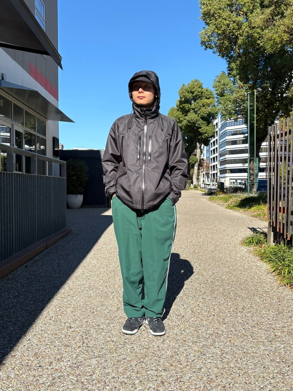 ブラック系のマウンテンパーカー、ブラック系のブルゾン、ブラック系のキャップを着用したメンズの秋コーディネートの2枚目の写真