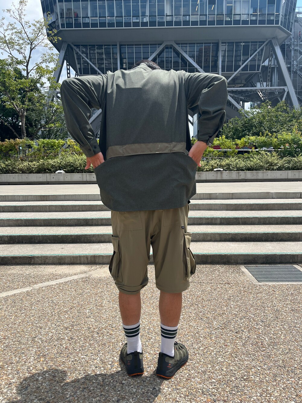 ベージュ系のカーゴパンツ、グリーン系のスニーカー、グリーン系のシャツ/ブラウスを着用したメンズの夏コーディネートの2枚目の写真