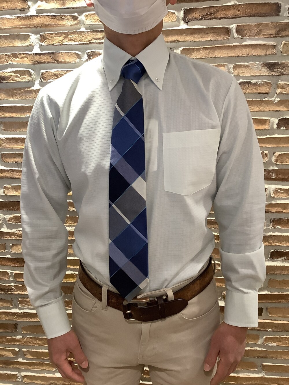 グリーン系のビジネスシャツ、その他のネクタイを着用したメンズの冬コーディネートの2枚目の写真