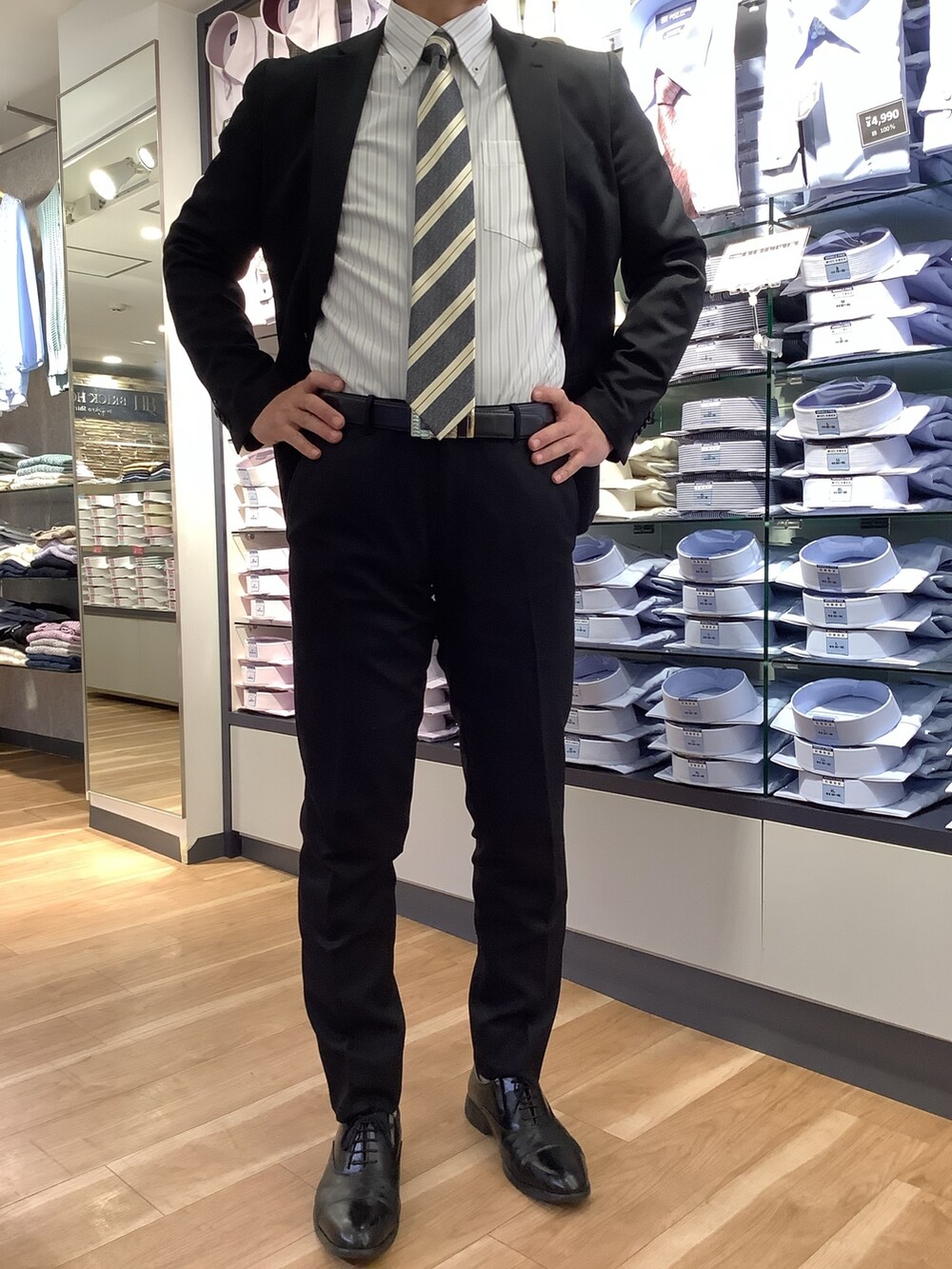 ホワイト系のビジネスシャツを着用したメンズの冬コーディネートの3枚目の写真