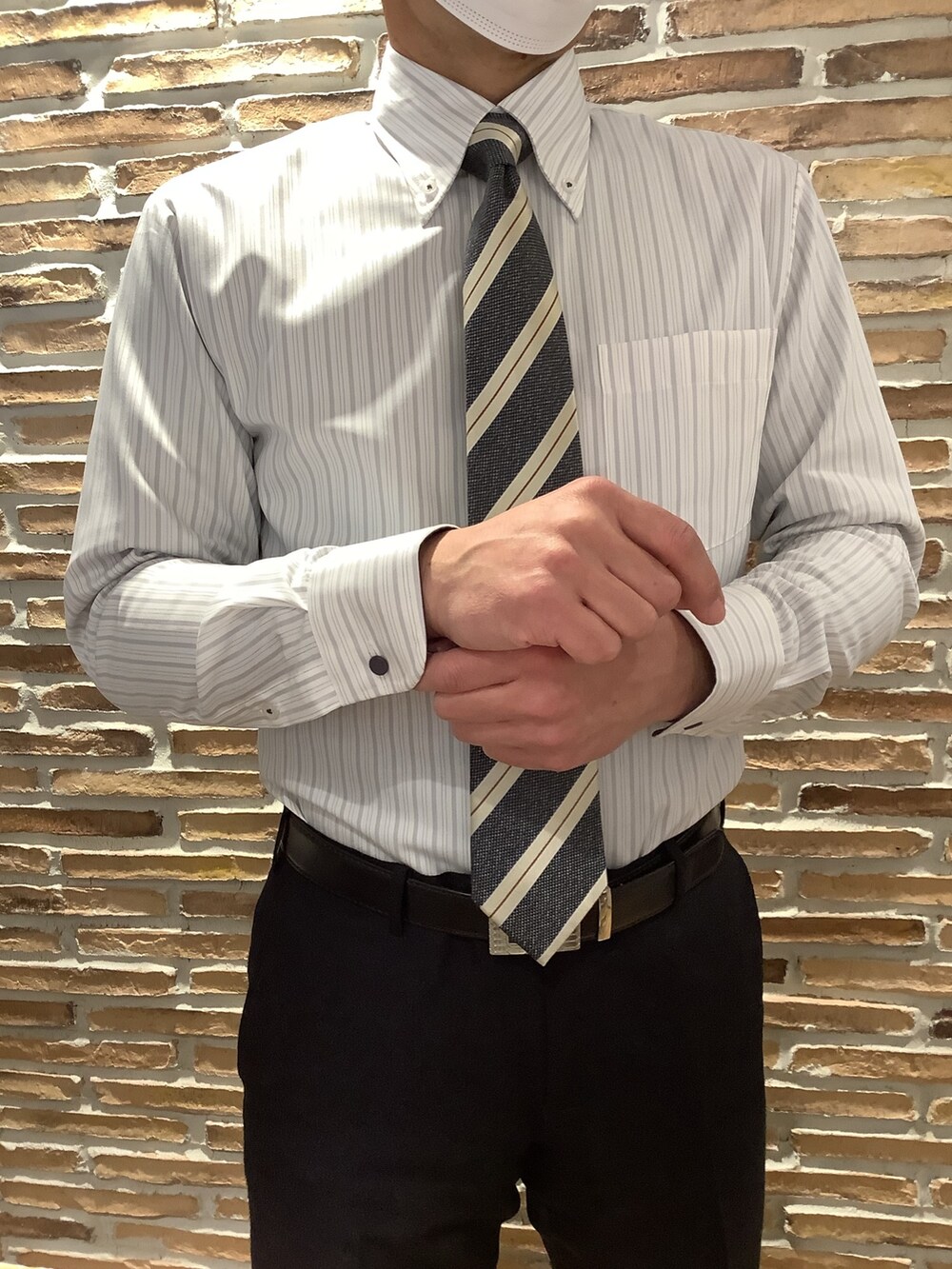 ホワイト系のビジネスシャツを着用したメンズの冬コーディネートの2枚目の写真