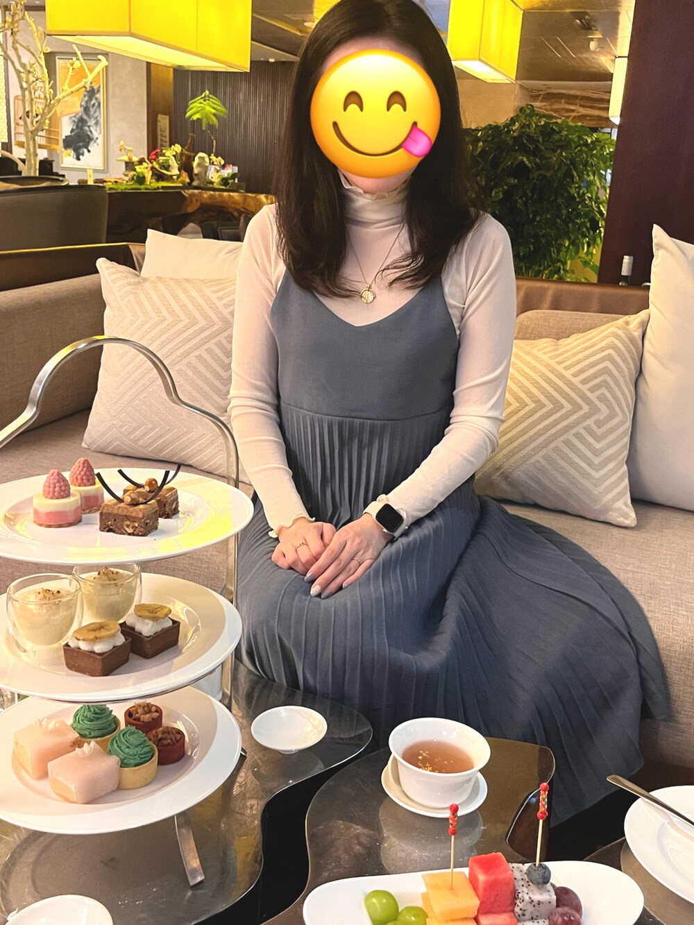 ブルー系のワンピース、ホワイト系のトップス、グレー系のスニーカーを着用したレディースの秋コーディネートの2枚目の写真