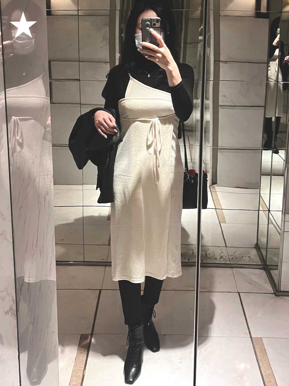 ブラック系のその他トップス、ブラック系のチノパンツ、ブラック系のブーツを着用したレディースの秋コーディネートの2枚目の写真