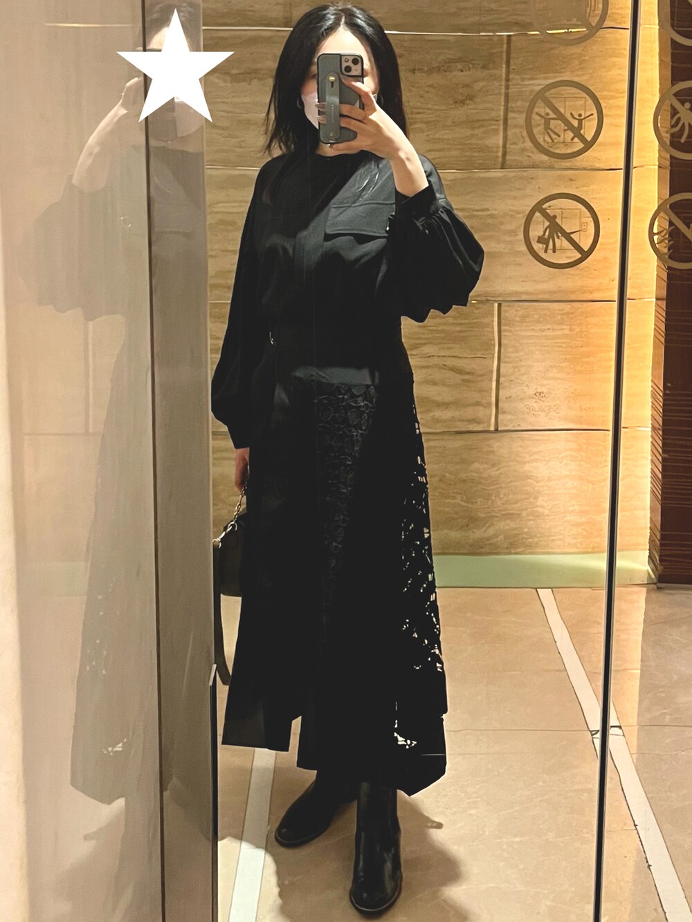 ブラック系のシャツワンピースを着用したレディースの秋コーディネートの2枚目の写真