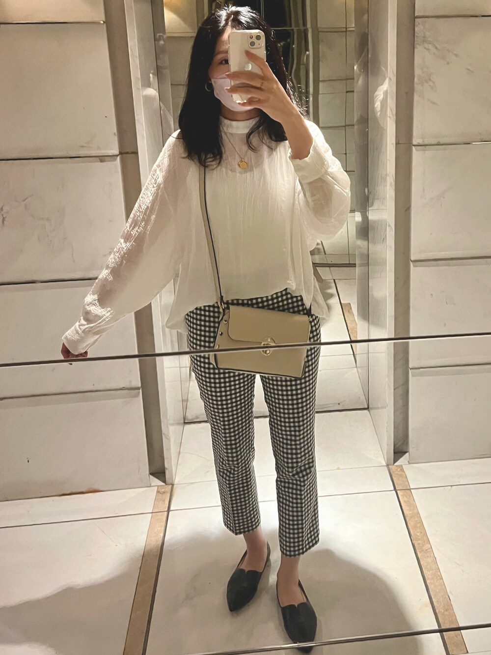 その他のチノパンツ、ブラック系のパンプス、ホワイト系のシャツ/ブラウスを着用したレディースの秋コーディネートの2枚目の写真