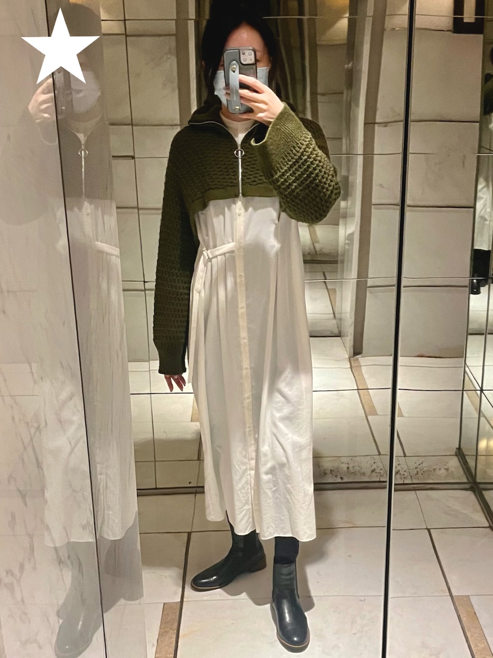 ホワイト系のシャツワンピース、グリーン系のニット/セーター、ブラック系のショルダーバッグを着用したレディースの秋コーディネートの2枚目の写真