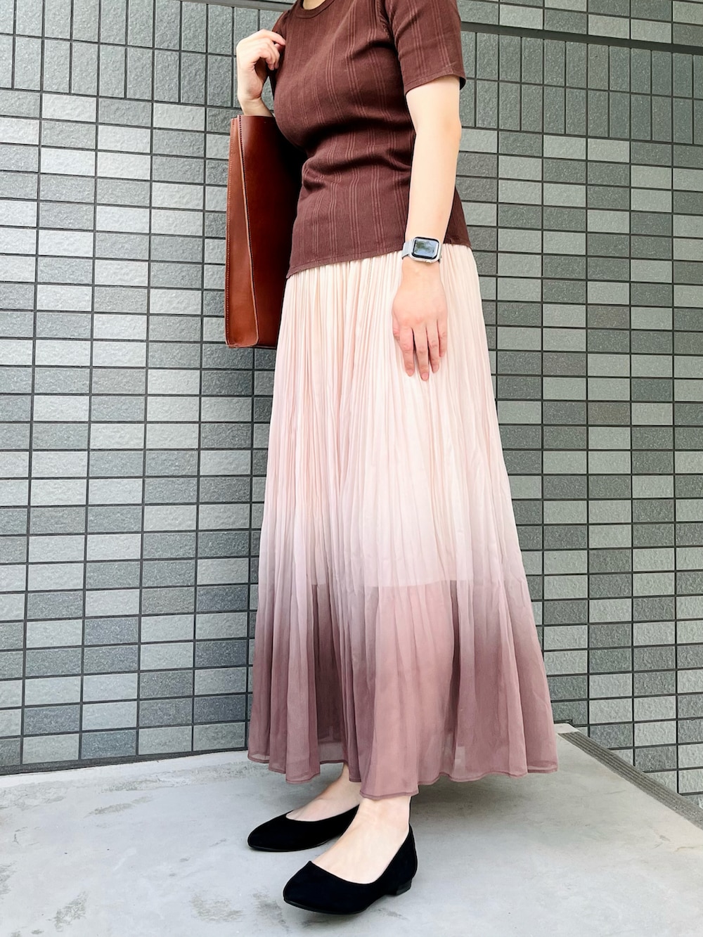 ブラウン系のTシャツ/カットソー、ブラウン系のトートバッグ、ブラウン系のスカートを着用したレディースの夏コーディネートの3枚目の写真