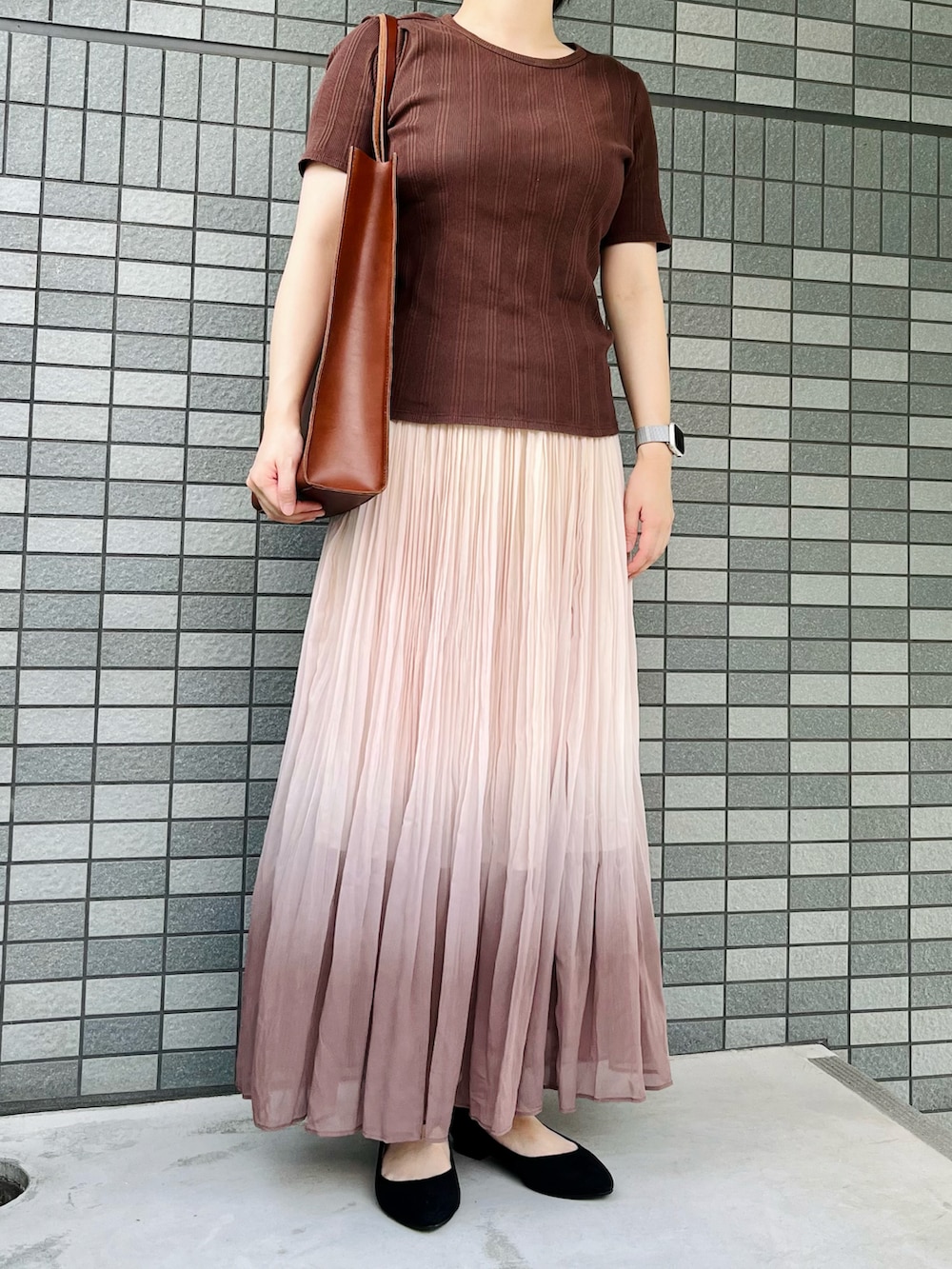 ブラウン系のTシャツ/カットソー、ブラウン系のトートバッグ、ブラウン系のスカートを着用したレディースの夏コーディネートの2枚目の写真