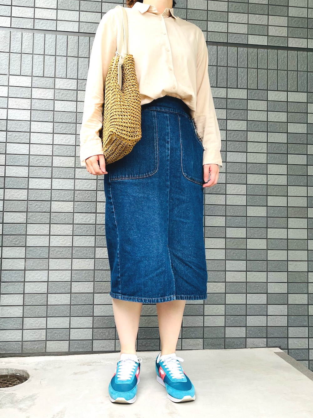ベージュ系のシャツ/ブラウス、ブラウン系のトートバッグ、ブルー系のデニムスカートを着用したレディースの夏コーディネートの3枚目の写真