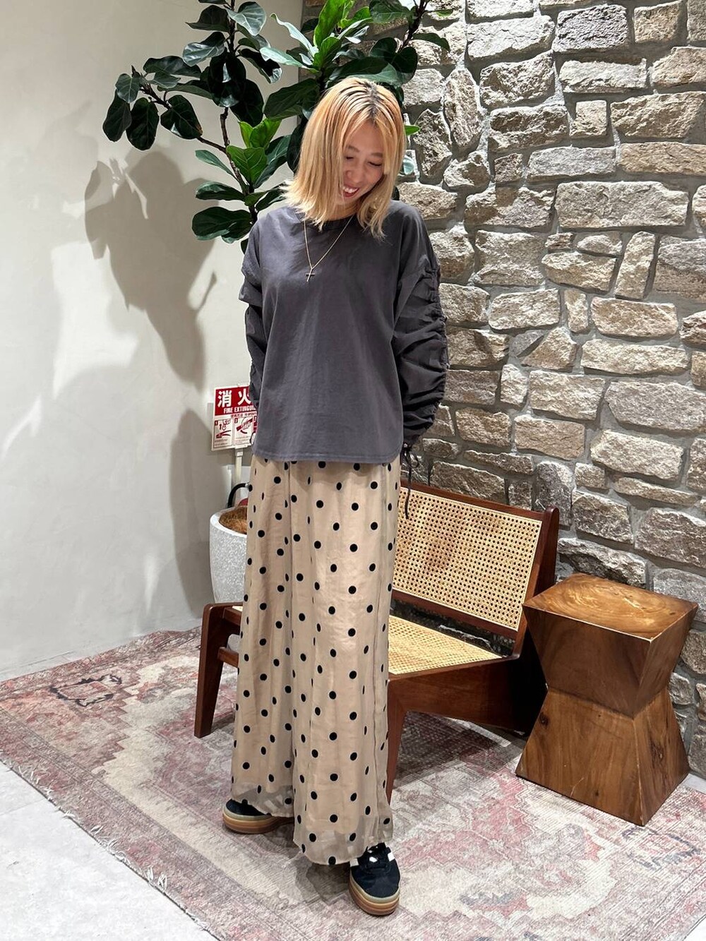 ベージュ系のその他パンツ、グレー系のTシャツ/カットソーを着用したレディースの春コーディネートの2枚目の写真