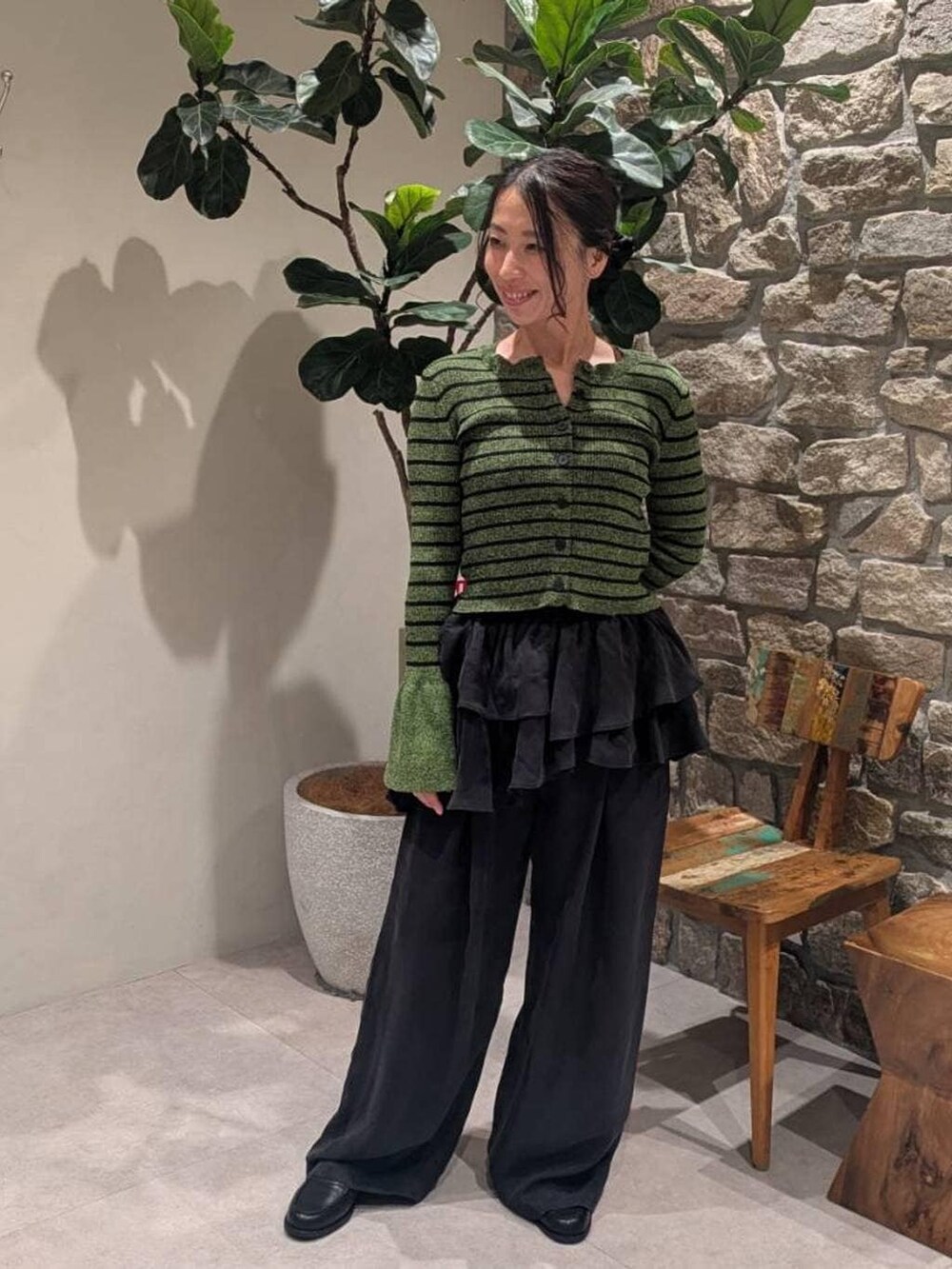 その他のローファー、ブラック系のその他パンツ、グリーン系のニット/セーターを着用したレディースの春コーディネートの2枚目の写真