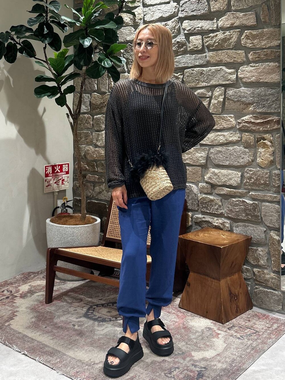 ブラック系のサンダル、ブルー系のその他パンツ、グレー系のTシャツ/カットソーを着用したレディースの春コーディネートの3枚目の写真