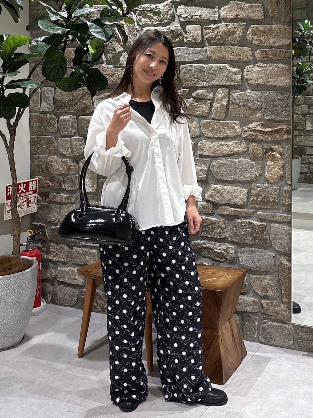 その他のローファー、ホワイト系のシャツ/ブラウス、ブラック系のその他パンツを着用したレディースの春コーディネートの2枚目の写真