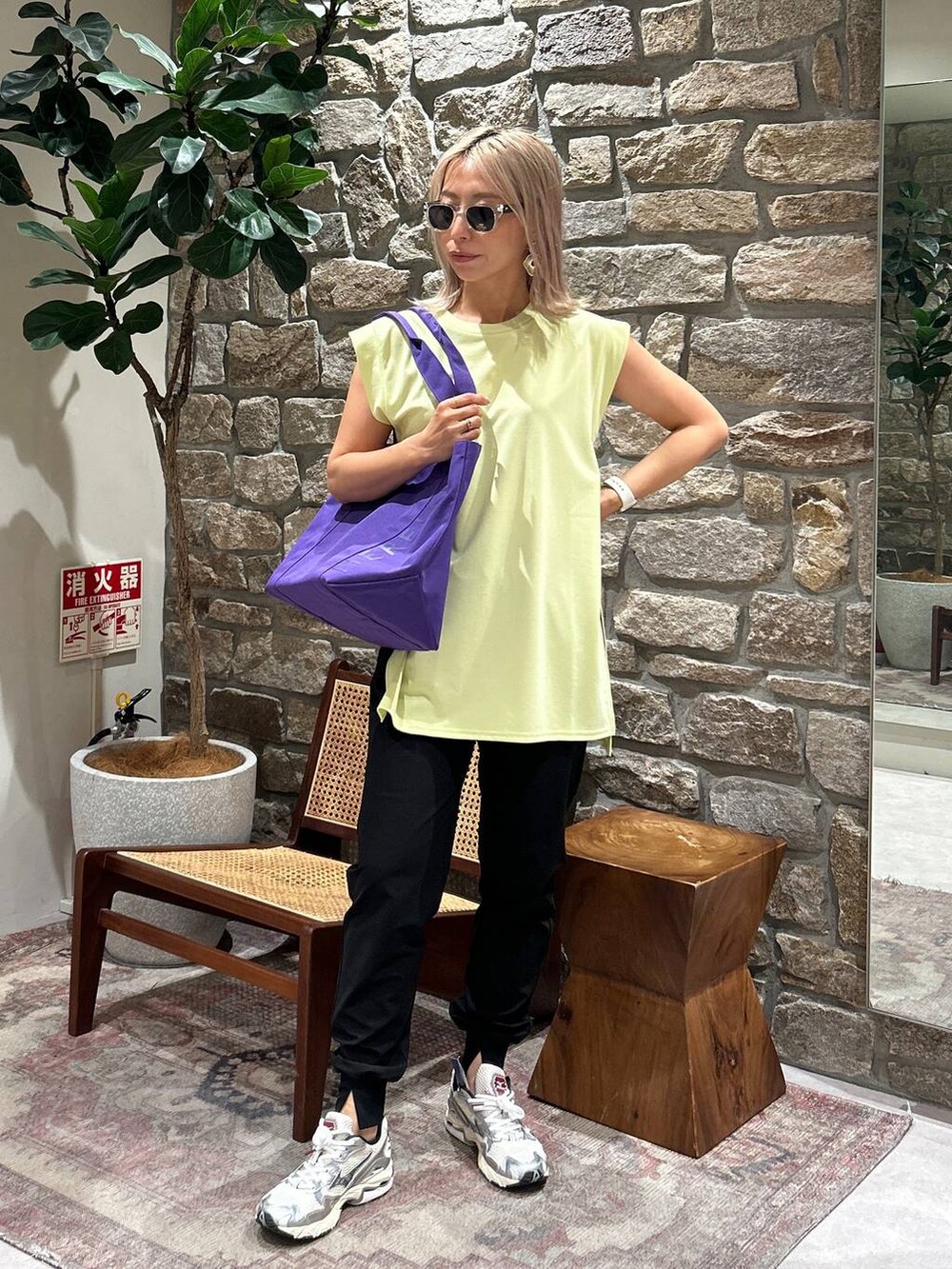 ブラック系のその他パンツ、ベージュ系のTシャツ/カットソー、パープル系のトートバッグを着用したレディースの春コーディネートの3枚目の写真